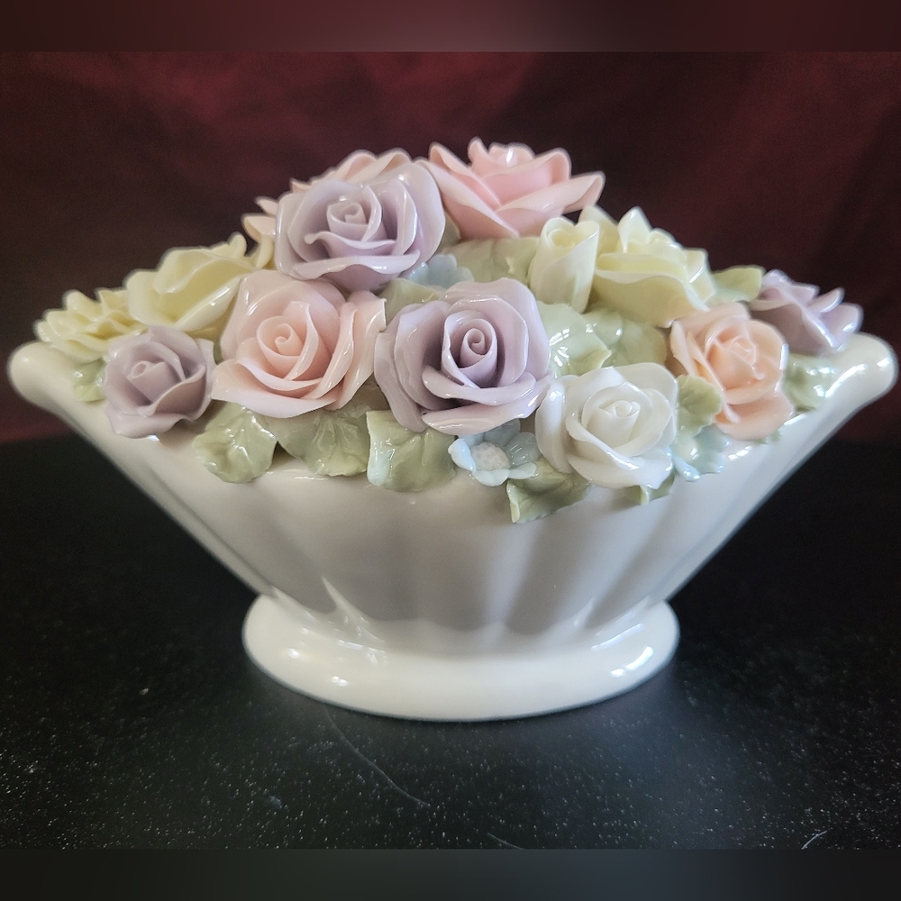 Creamware GORGEOUS FLOWER VASE, boat shaped, Full of Fine Porcelain Roses.